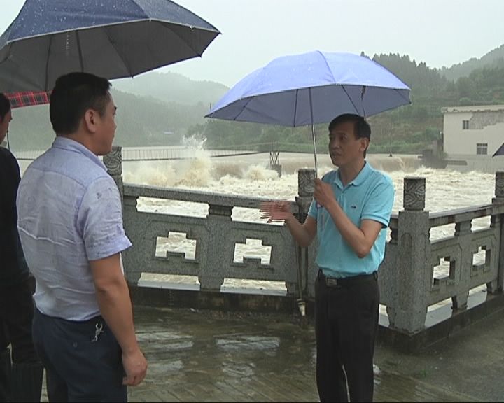 县领导分赴各地指挥防汛抢险工作