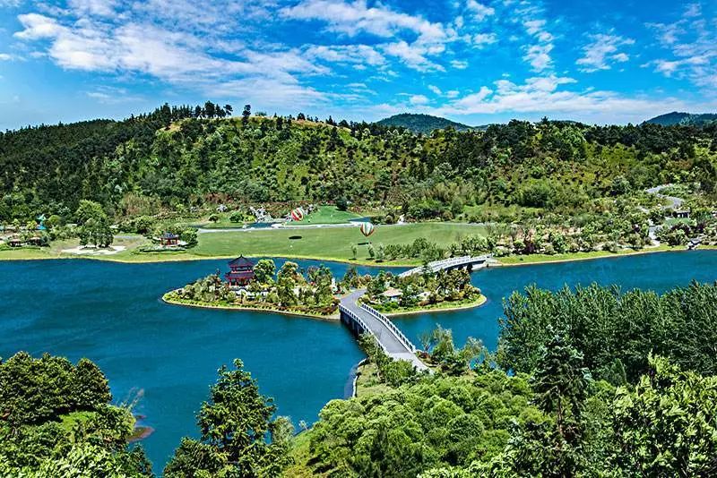 有远处的方山作背景,近有牛首山,将军山,又有银杏湖,白鹭湖,东吉湖,谷