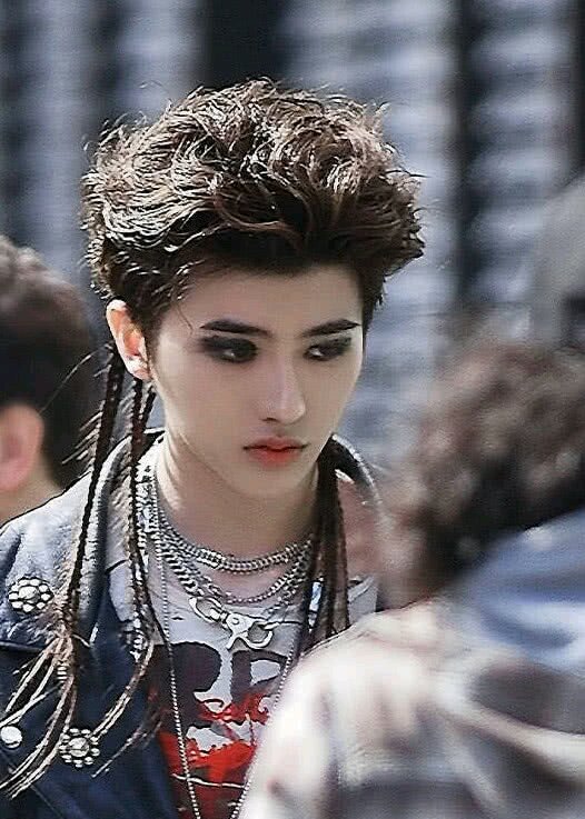 口红眼影美瞳烟熏妆网衣高跟鞋,这样的蔡徐坤你能接受吗?