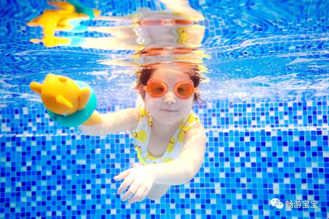 游泳对青少年,儿童来讲可以是一种安全,自然的运动方式,坚持一段时间