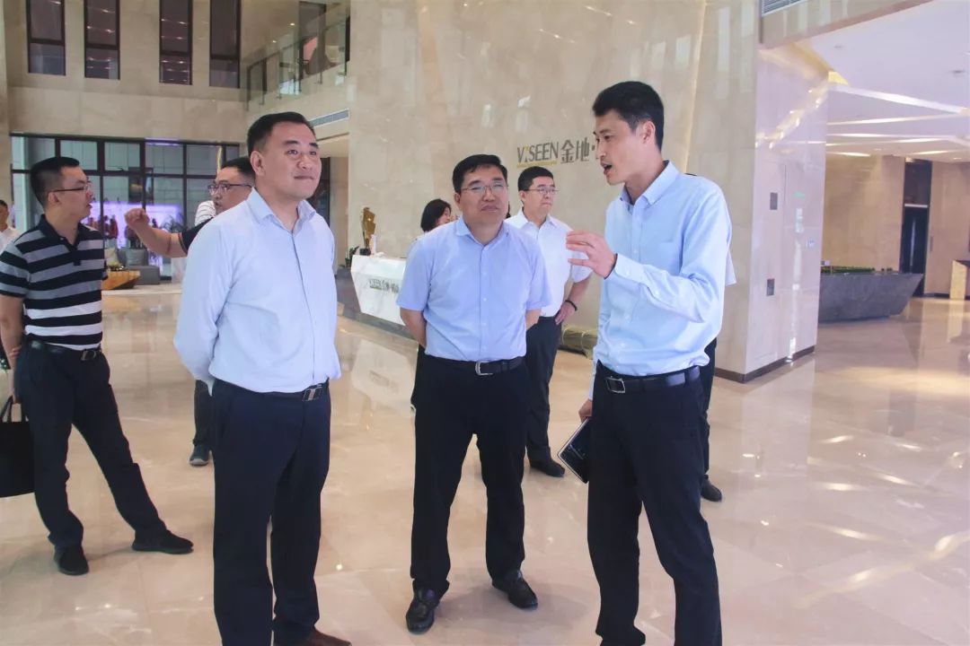副局长孔德新一行前往颛桥镇光华创意街区及金地威新科创园调研考察