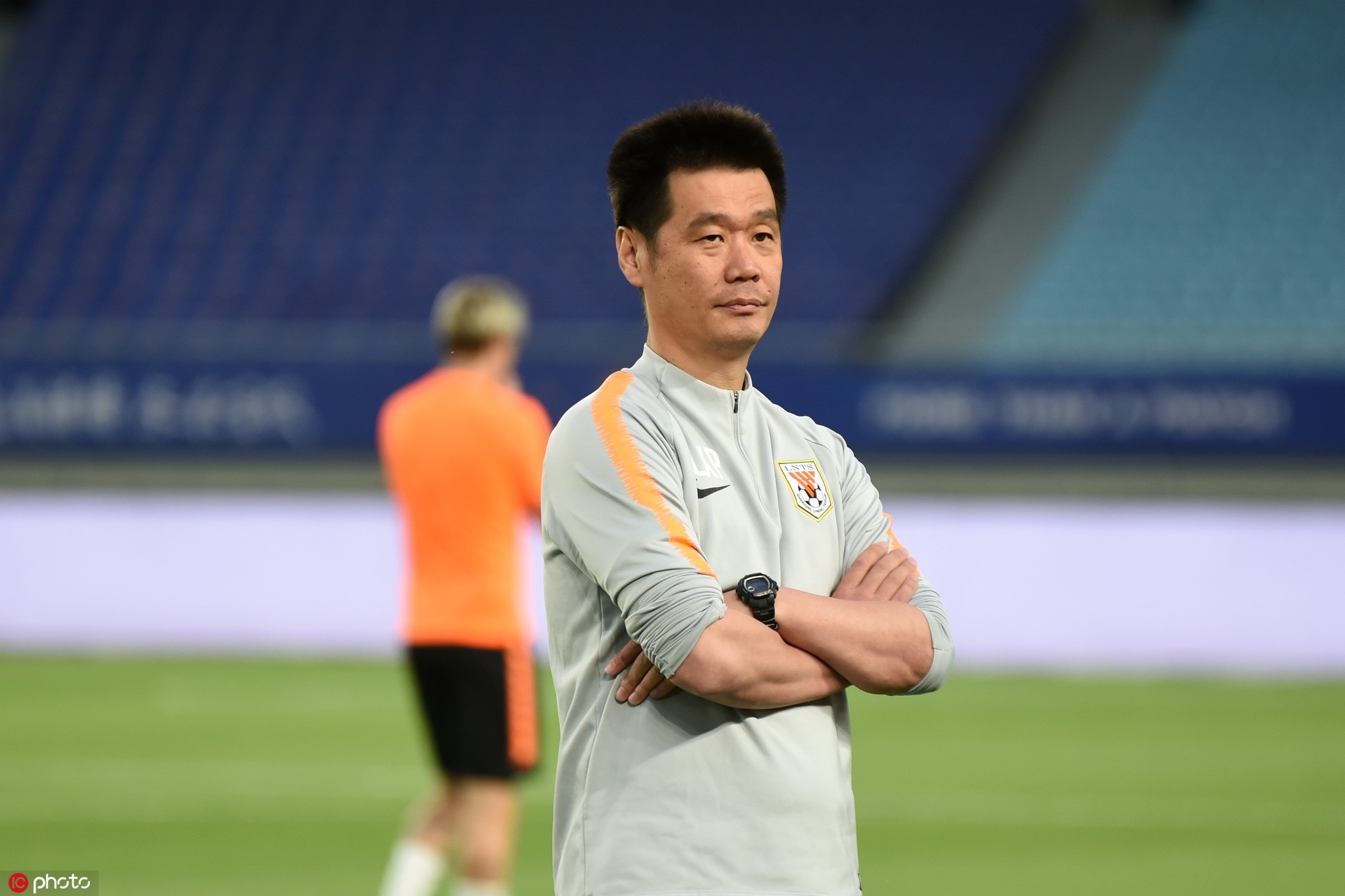 山东鲁能泰山备战训练 李霄鹏抱臂督训稳如青松