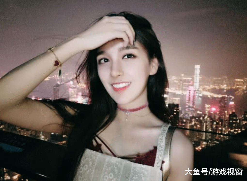 rita现身lol活动,真实身高曝光,好身材都只存在照片中?_解说