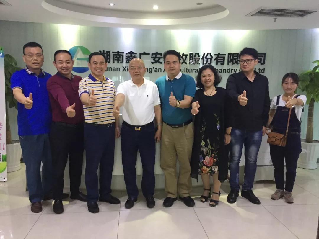 鑫广安公司董事长刘满秋先生,在百忙之中抽空赶来与大家合影留念.