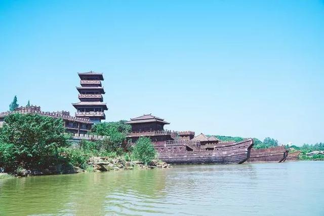 东汉建安十三年,曹操率80 万大军南下,孙权与刘备结成 5 万人的联军