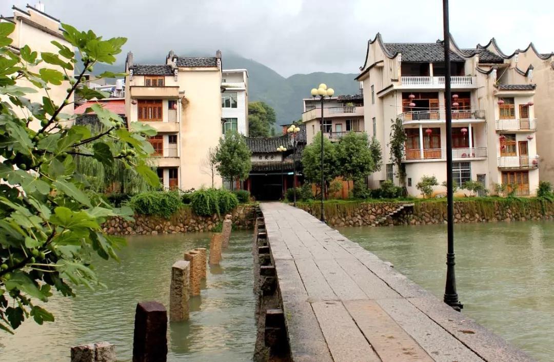 得啊……"霞浦县牙城镇凤门村村民李祖聘说起以前村里污水横流的样子