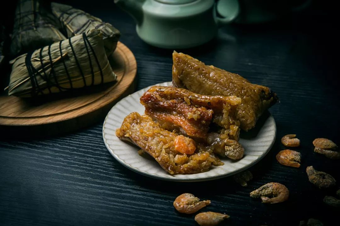 四角玲珑,身长如枕的枕头粽,看身形便知不凡,入口一尝,只觉得丰腴不