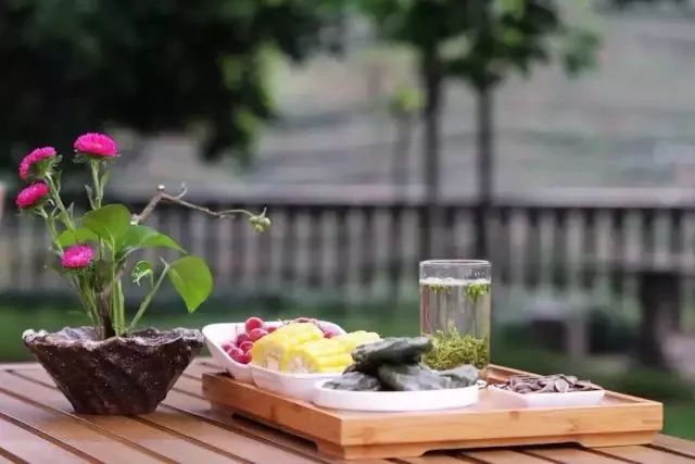 用鮮花裝飾民宿的女主人,打造的是充滿花香茶香的