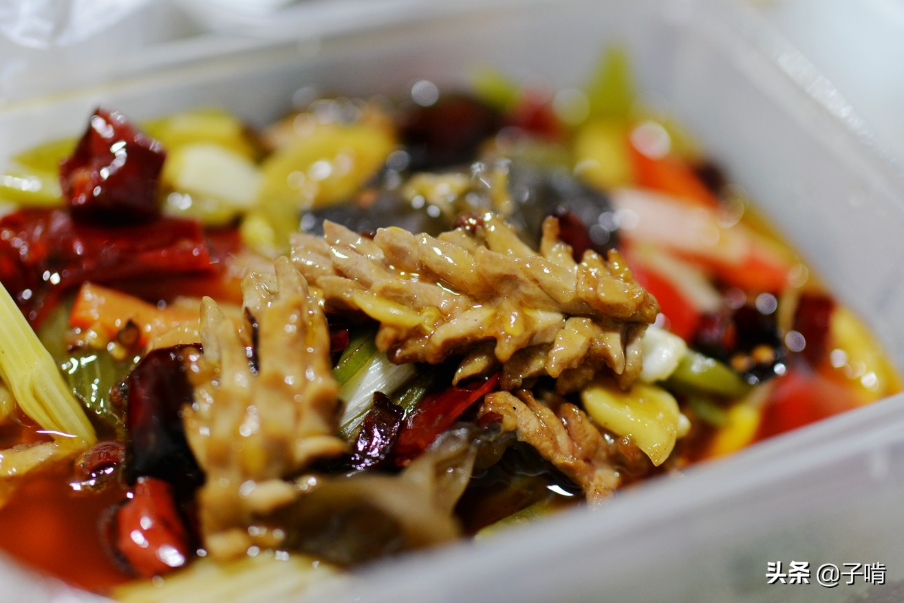 川菜馆100元打包三个菜,麻辣味重油分大,但吃着是真的过瘾啊