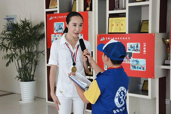 672006年11月10日,张军和相恋九年的女友胡妮喜结连理,他们的感情