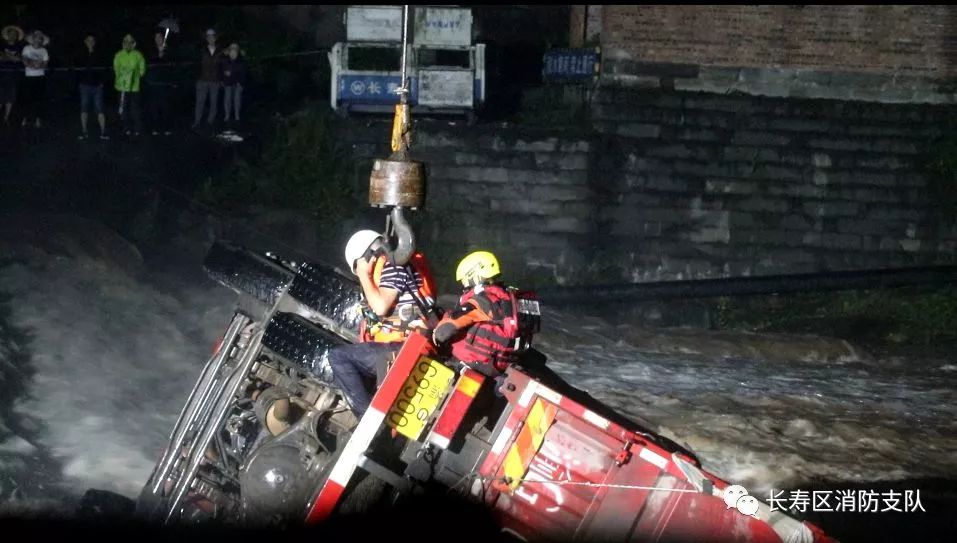 惊险长寿一货车侧翻消防上演生死救援事故原因竟是