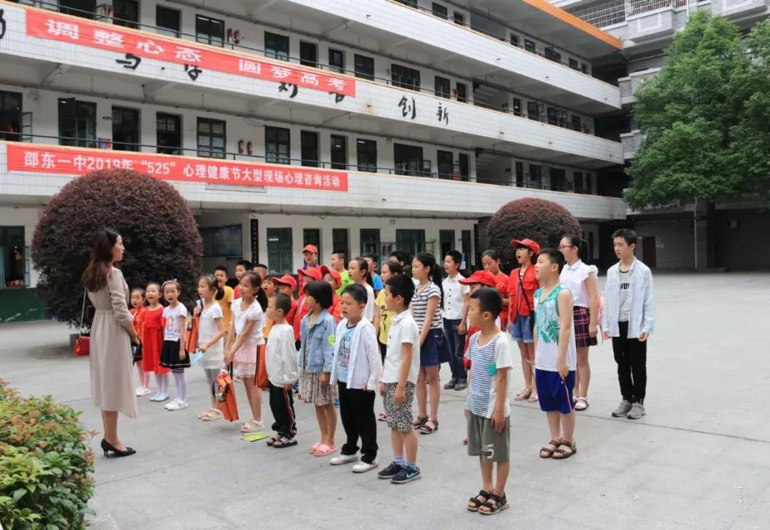 数十名小记者走进邵东一中 感受百年名校文化魅力