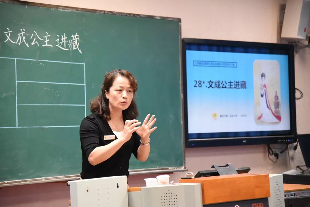 我校教研室主任陈荔英老师作了精彩点评:韩静老师执教的《时代广场的