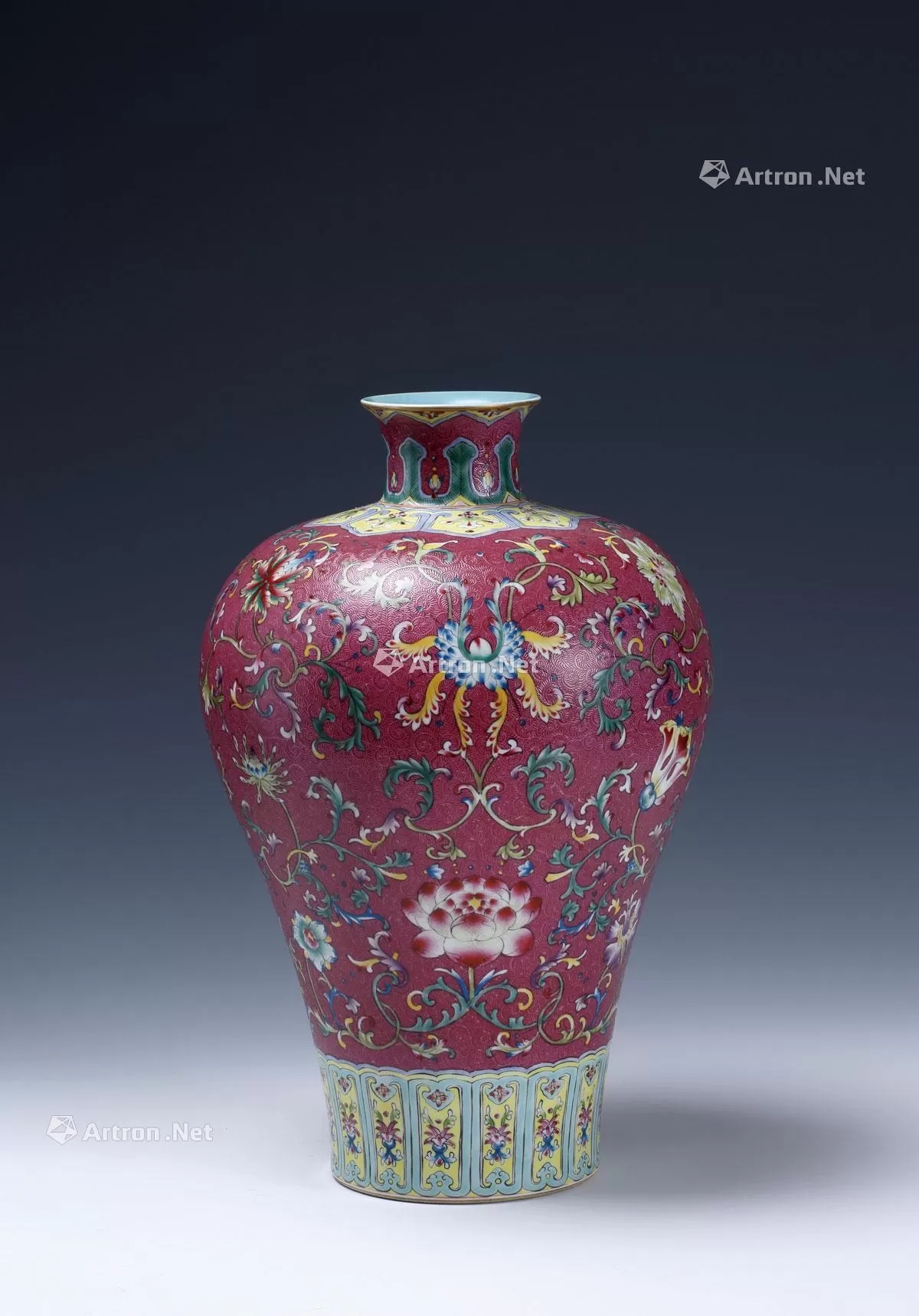 清代乾隆梅瓶近几年的市场走势分析