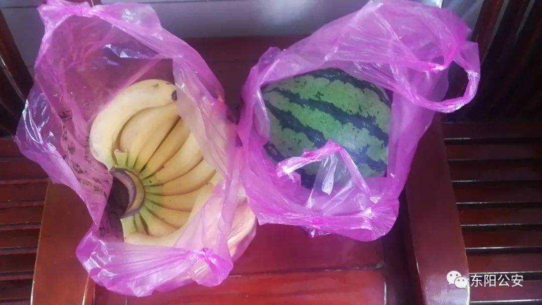东阳一男子在派出所丢下两袋水果后逃跑了背后的原因让人感动