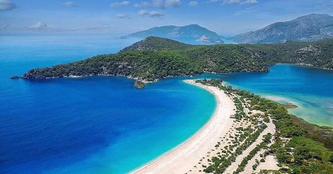 整个海岸被群山环抱形成一座平静无波的泻湖,由于这里的海湾风平浪静