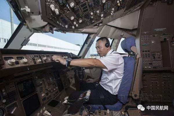 "此前只在电视上,图片上或是仰望天空时看过飞机,根本不知道在飞机上