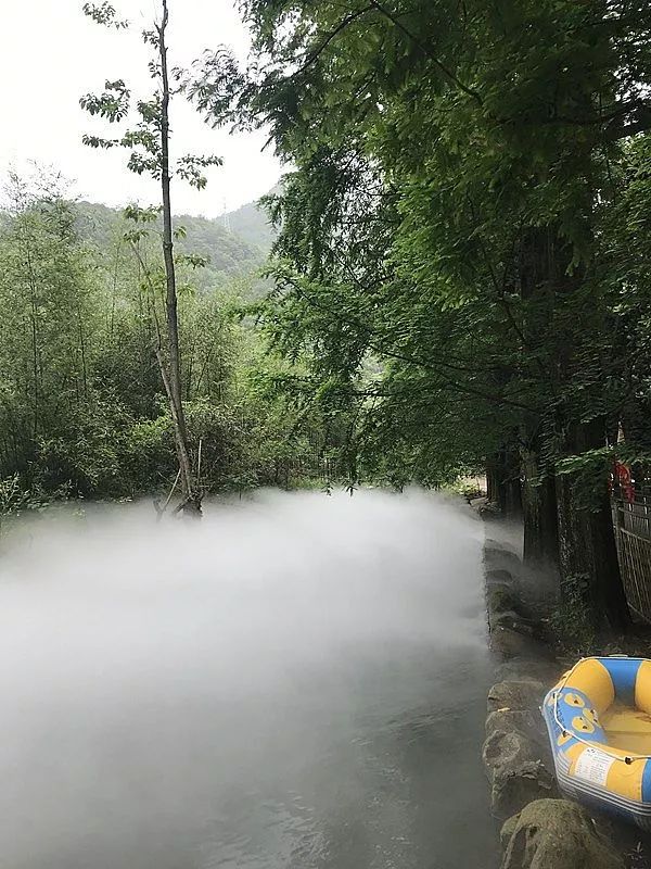 内西龙潭瀑布,水从石壁泻下,随即分成幽秀两股,似燕尾,故又名"燕尾瀑"