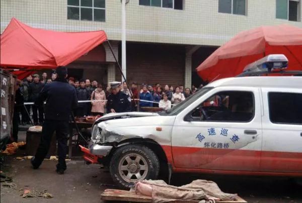 漳州一面包车冲进人群撞9人左冲右撞行进了约百米