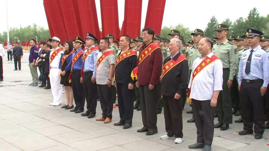 悬挂光荣牌让光荣之家共享军人荣光