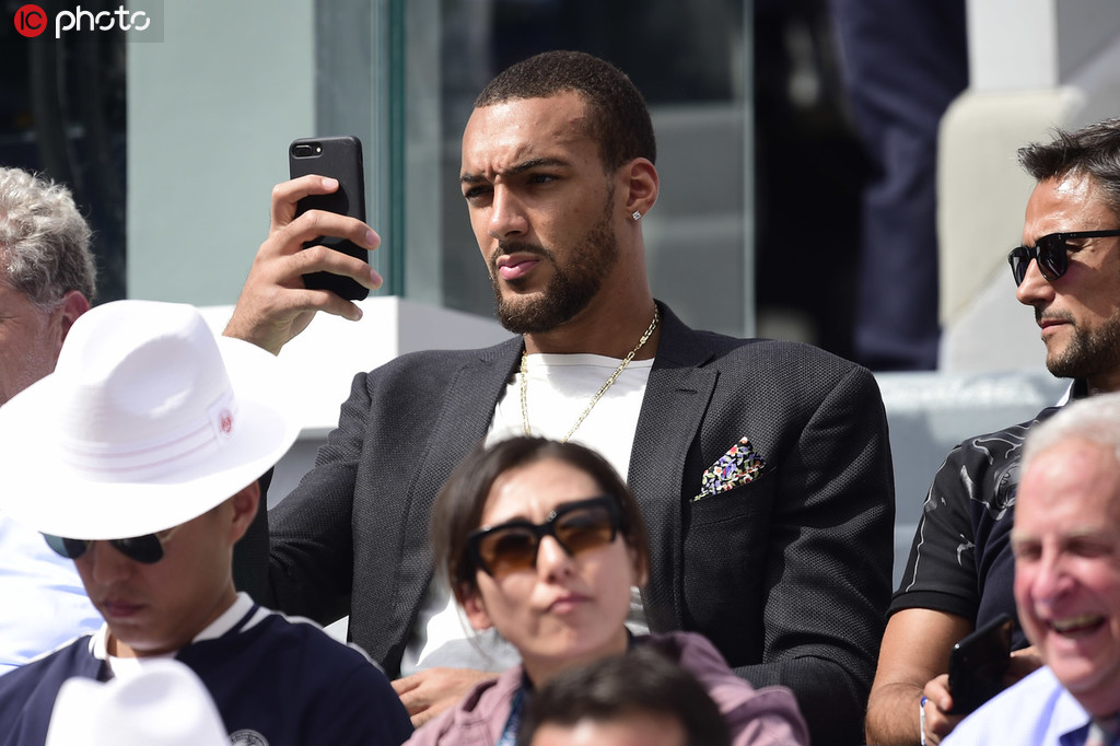 高清:戈贝尔现身法网 黑色西装青色长裤变身潮男