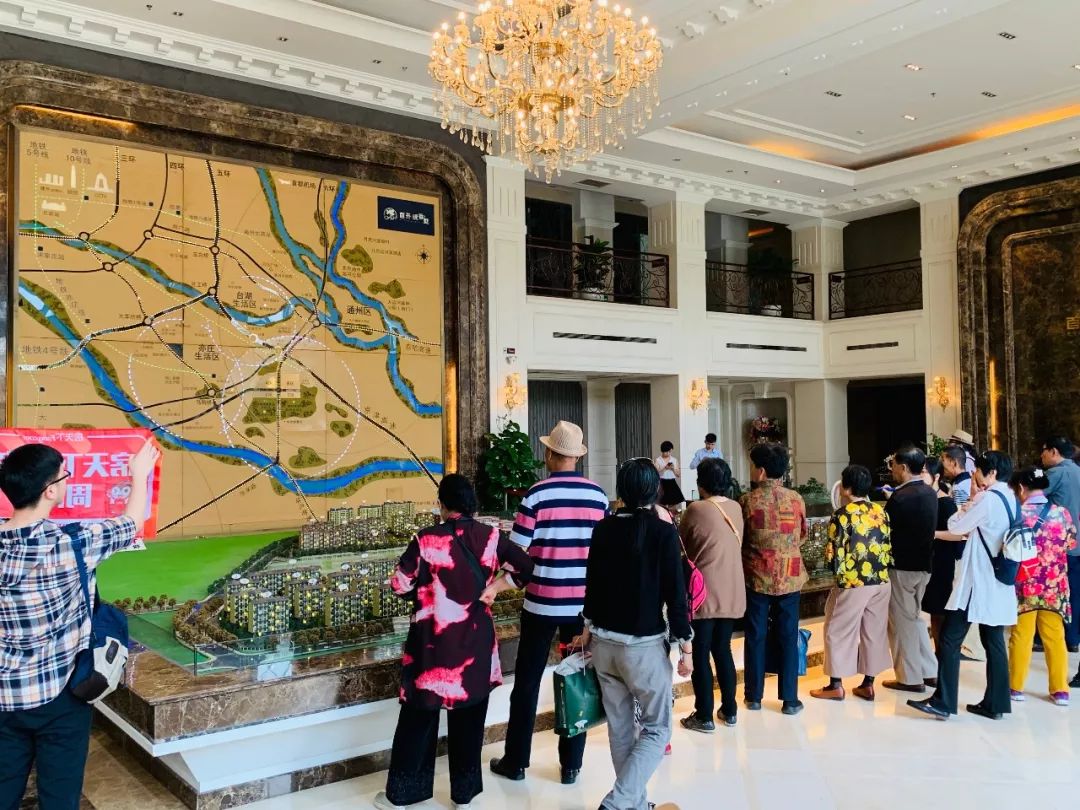 下午13:00,看房团抵达售楼处,现场人气爆棚,互相讨论户型,园林,客户与