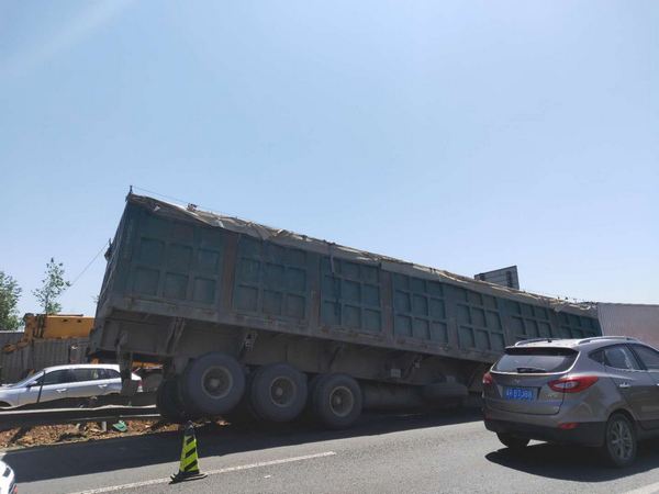 大货侧翻一车砂石料堵了东六环