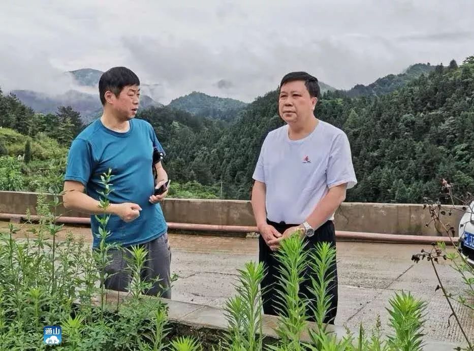 头条暴雨来袭书记县长心系汛情赴一线检查指导