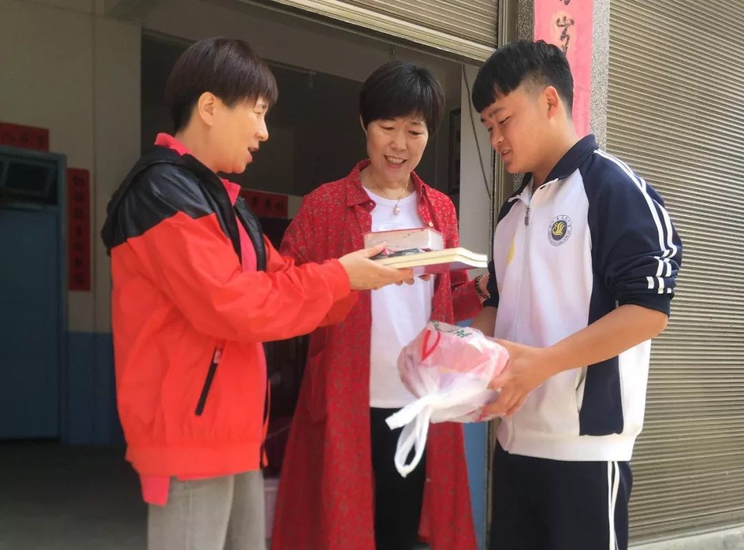 慈溪市劳模,人大代表罗夏芬与爱心人士胡佩君作为志愿者代表对受助