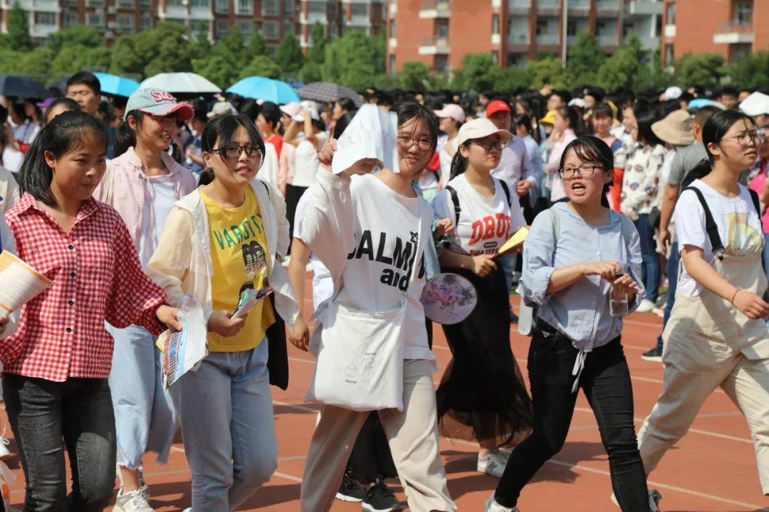光山二高分校3000多名高三学子亲近自然释放激情备战高考