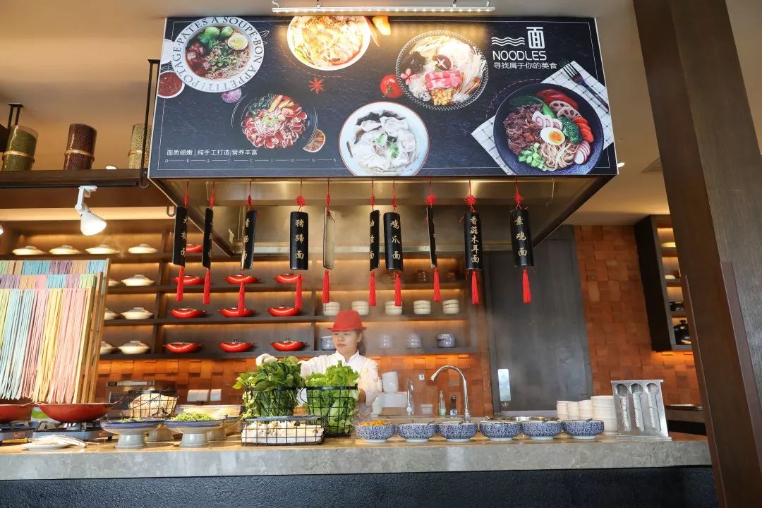 面档:乌冬面,米线,拉面…任选→自助调味品↑环境图在现煮面档,选好