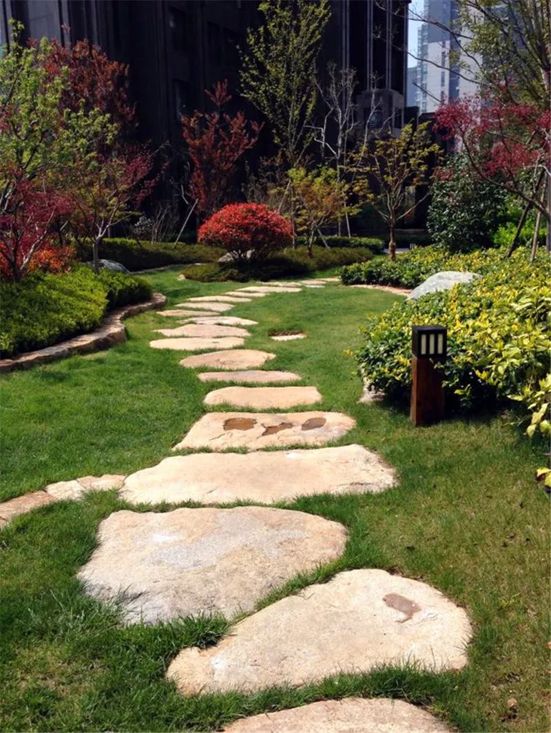 用木材质铺设的汀步,自然野趣,结合植物布局,或紧或疏,或断或续,舒缓