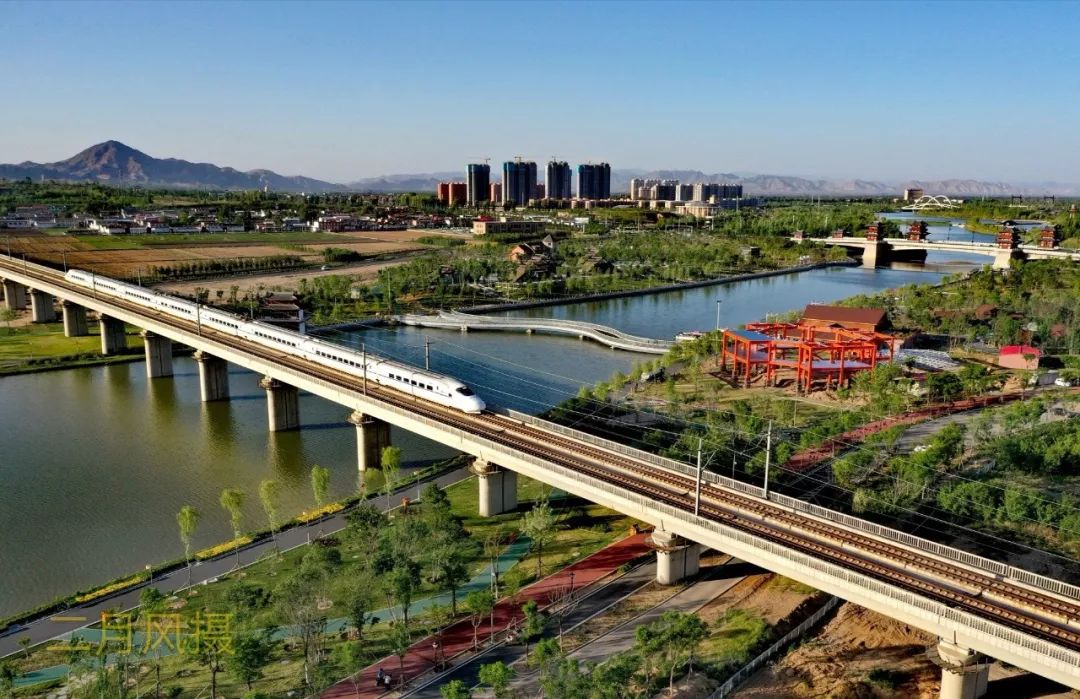 忻州高铁(郝智 摄)花园小区(曹建国 摄)老城附近小公园(范涛 摄)编辑