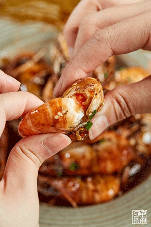 轻轻一剥一直有着淡水虾王的美称虾体丰满,肉质鲜嫩的大头虾让你的