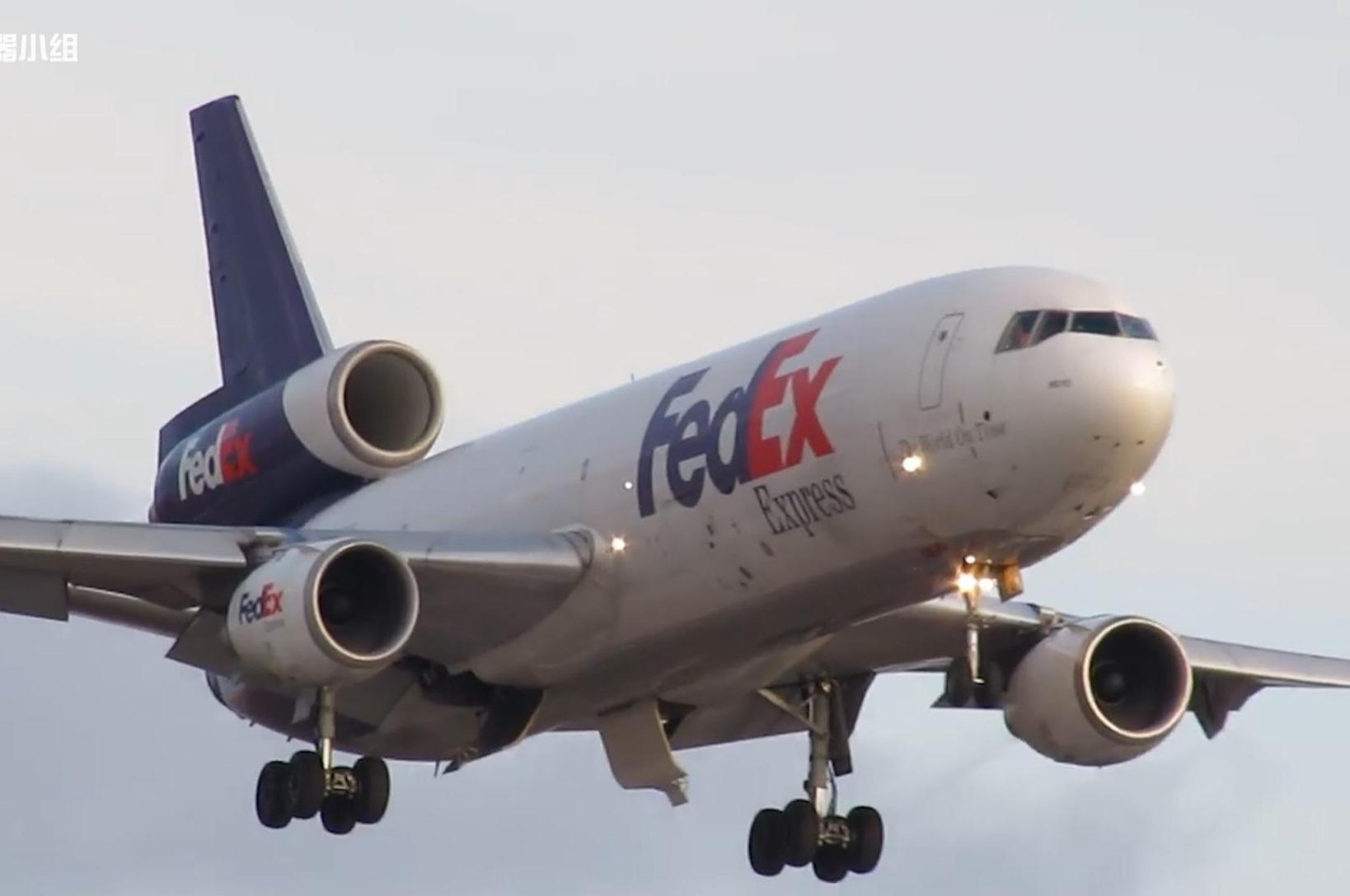 波音md-10-10f客机在离机场比较远的地方放下了它的起落架!