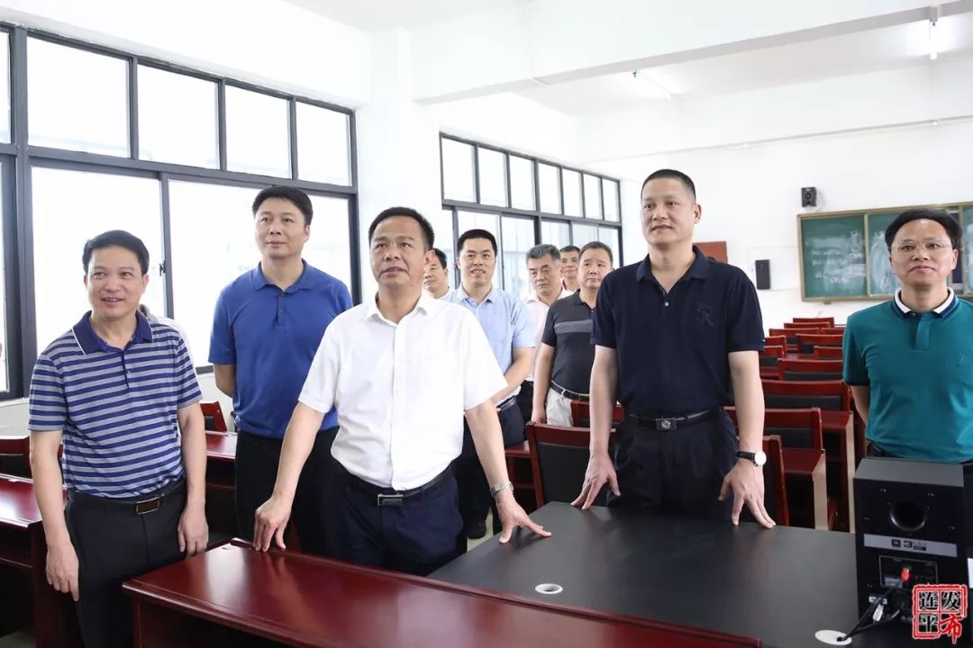 林文泉一行先后到连平中学和附城中学监控室,食堂等地,通过实地察看和