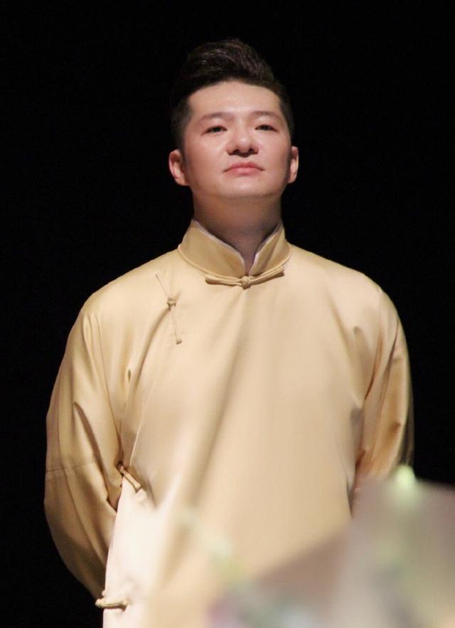 德云社谢金陪妈妈游上海老人家气质优雅怎么称呼她网友犯了难