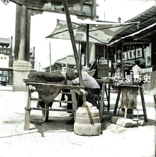 民国时在人行道上随意摆摊的北京摊贩觉得理所当然并屡禁不止