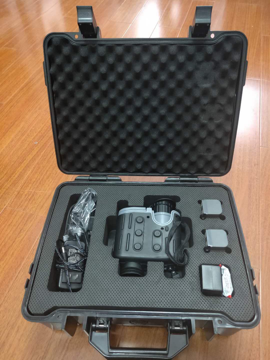 无人驾驶航空器&弩特警车亲身体验狙击枪最吸引孩子眼球的就是狙击枪