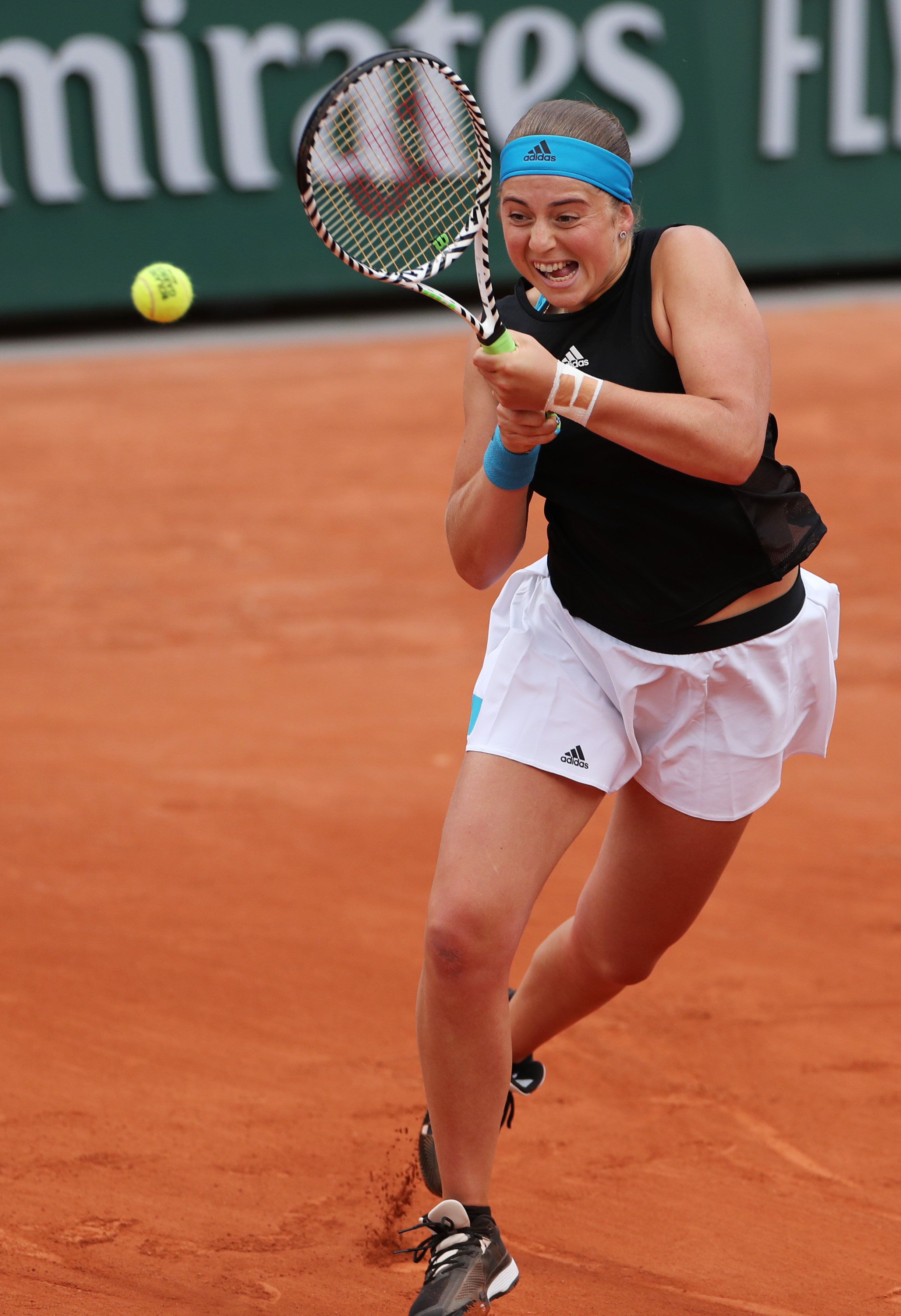 法国网球公开赛女单首轮比赛中,白俄罗斯选手阿扎伦卡以2比0战胜