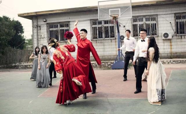 cba总冠军球员大婚,新娘是消防员,婚礼上跳球太欢乐_张春军