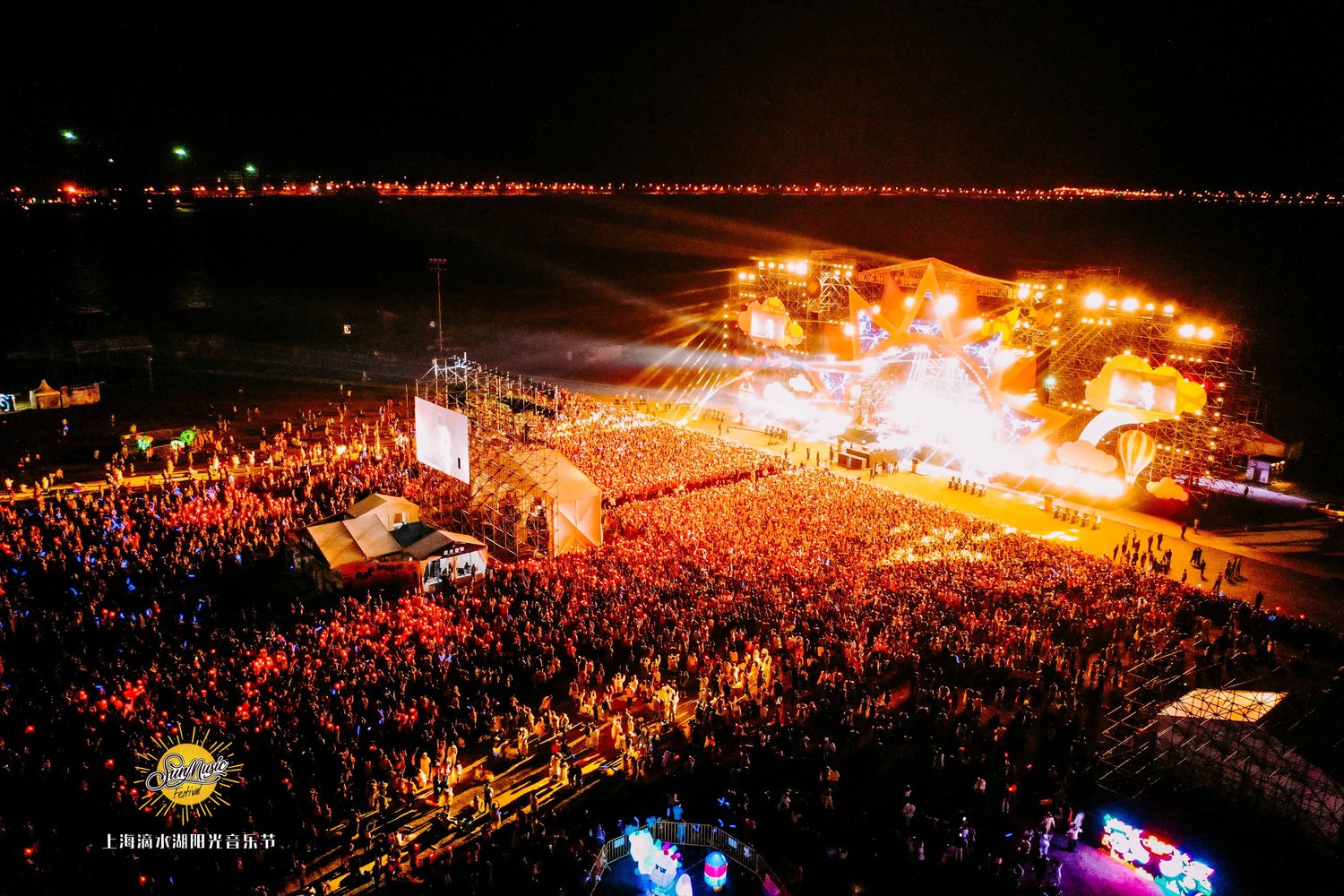 华晨宇上海滴水湖音乐节航拍图来了!现场红海壮观如演唱会