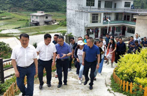 周贵平一行先后来到新华村母鸡田组,黄土大寨,参观了两地的思想扶贫