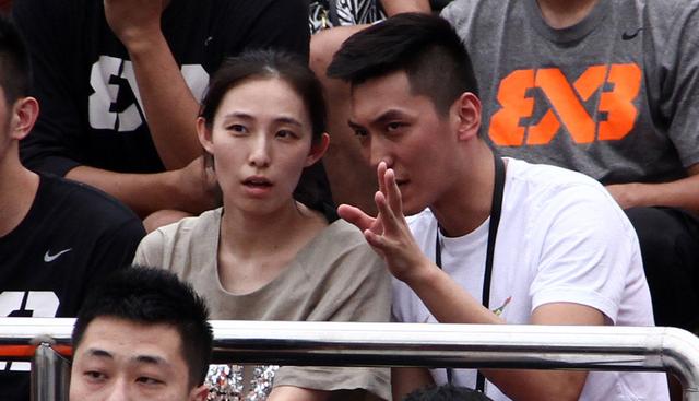 男篮国手曾与模特约会,因违规被球队开除,妻子是大几岁的普通人