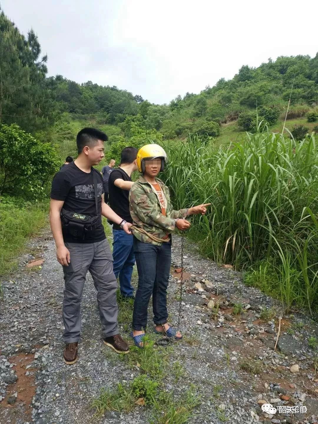 嫌疑人指认作案现场3月25日,乐昌市坪石镇老坪石白竹村村民吴某兰(女)