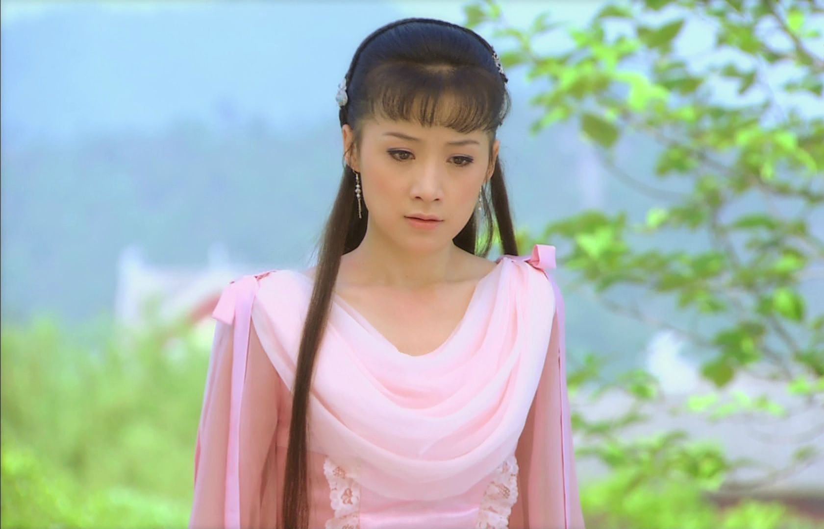 天师钟馗中三位美丽的千金小姐都爱上了一贫如洗的穷小子