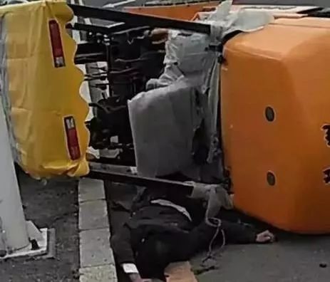 惨烈男子一致命失误被叉车按在地板摩擦