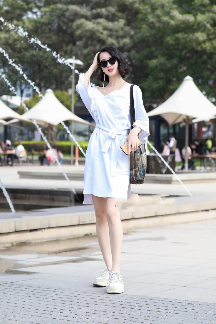 服装的扬长避短时尚小姐姐充分将服装的功能发挥到极限