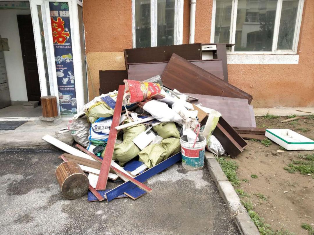 装修垃圾乱堆放 立即清理道路畅_小区
