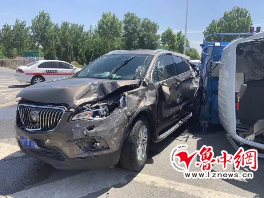 其中一辆为垃圾清理车,事故中发生侧翻,泔水淌落一地两车受损严重